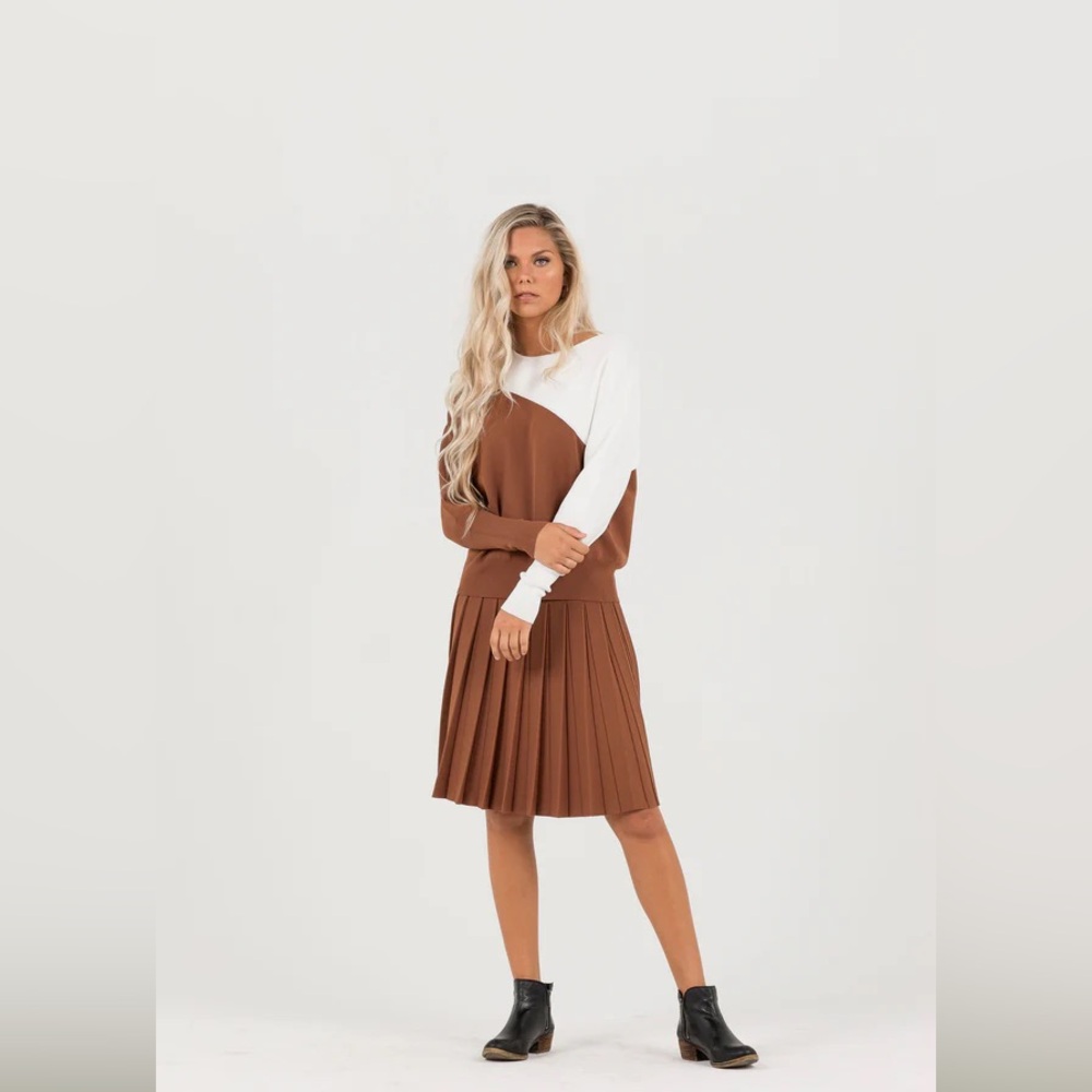 Aleeza Paris • Pleated Wonder Skirt in Cocoa Brown